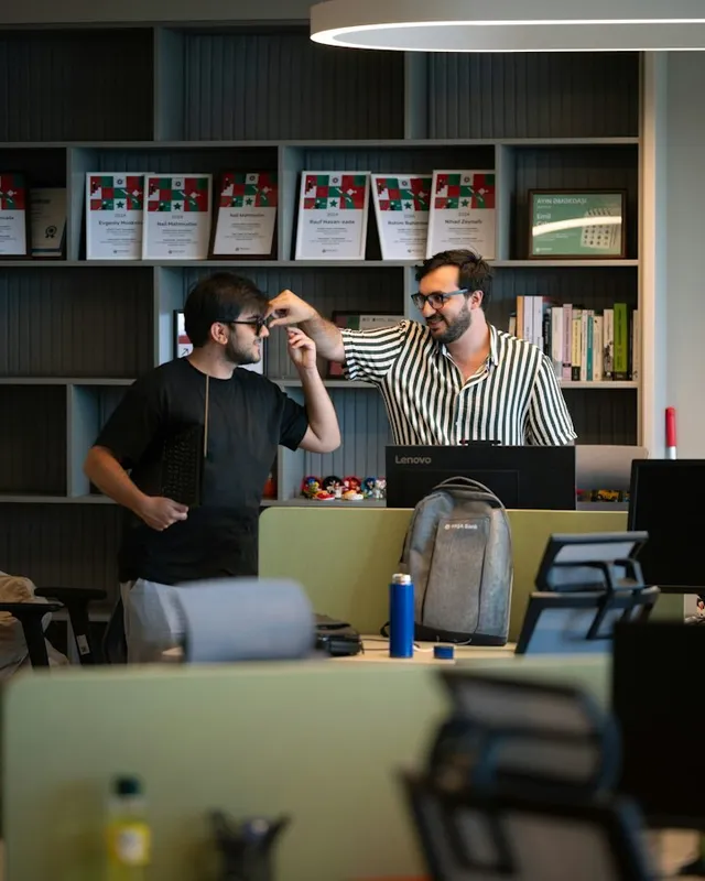 Deux collègues regardant ensemble un écran dans un bureau